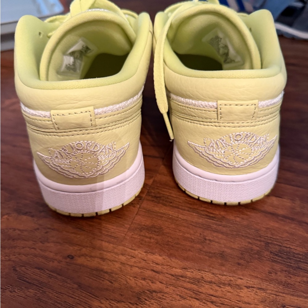 Air Jordan - Picture 2 of 2